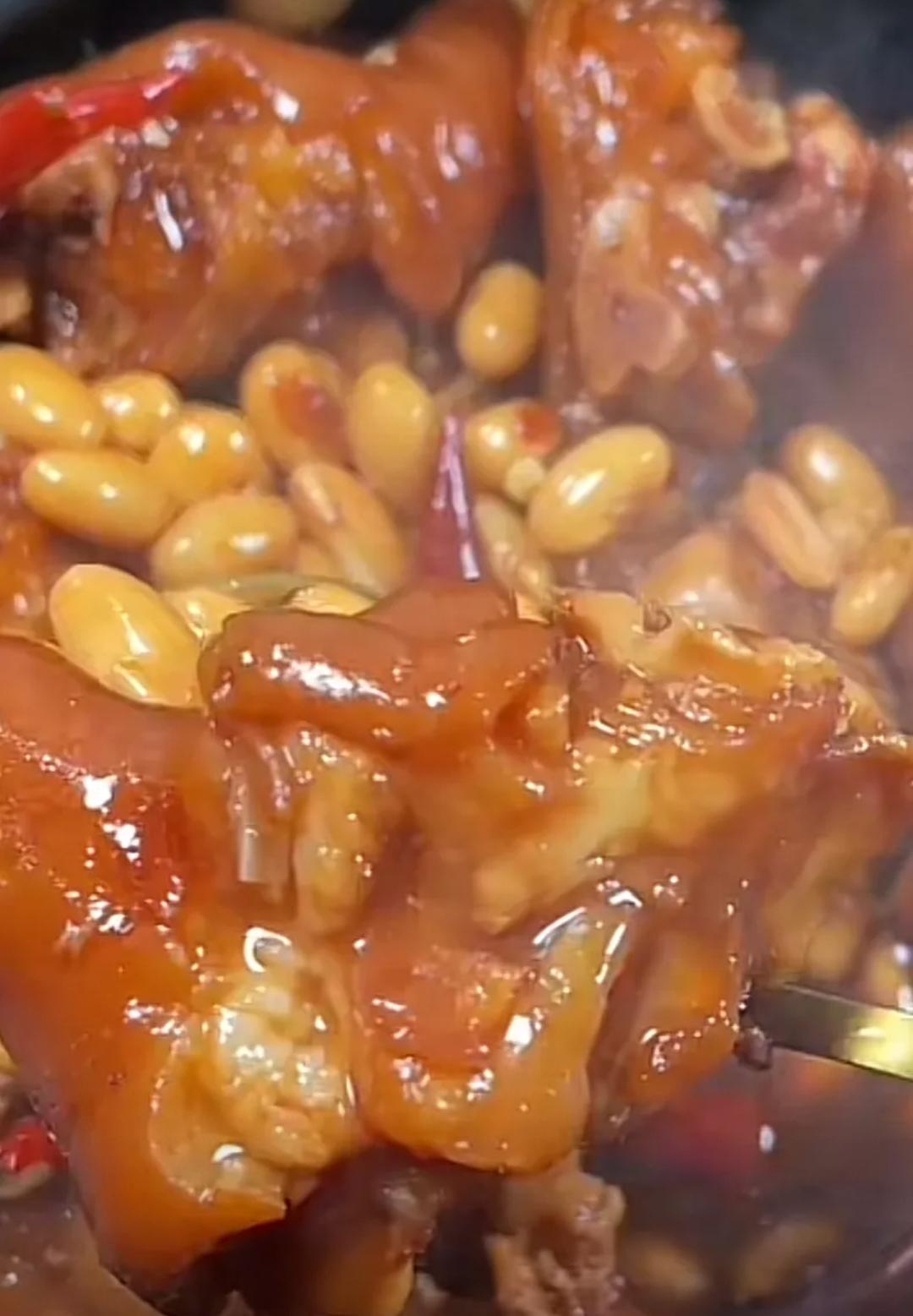 我一朋友，两年没吃晚饭了。
你没听错，整整两年。
前两年体检报告一出来，胆固醇、