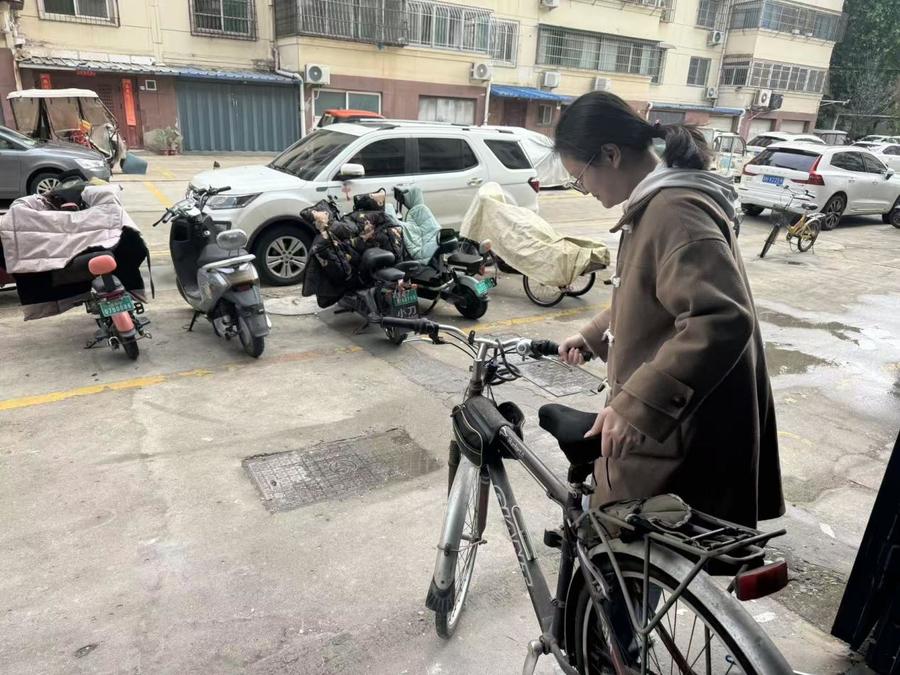 南苑街道凤凰城社区开展“清理电车杂物 守护万家安全”活动