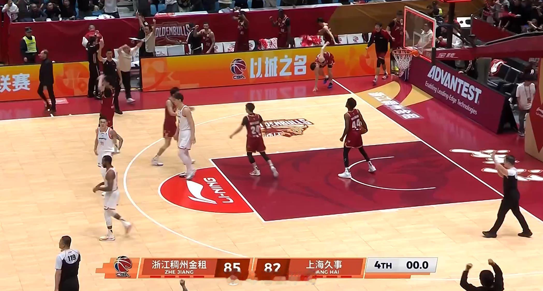 上海男篮vs浙江男篮 浙江末节翻盘，结束3连败，终结了上海的4连胜。 