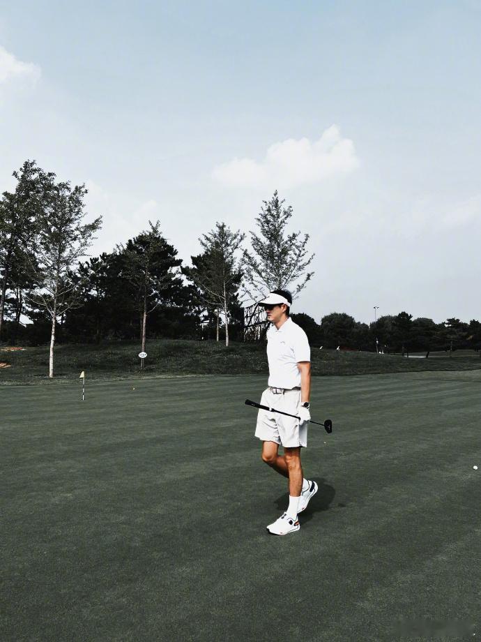 杨玏全白高尔夫look杨玏的秋日第一杆 杨玏一身白色高尔夫look清爽上线，这一