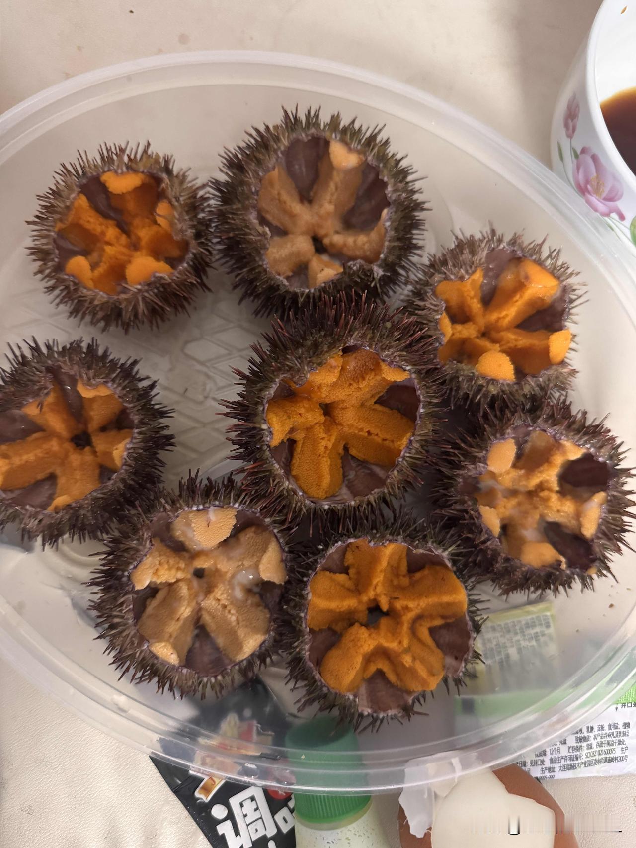 ＂真不会过日子，这得花多少钱呀？＂
我嘴里一边说着，一边把鲜掉眉毛的海胆往嘴里放