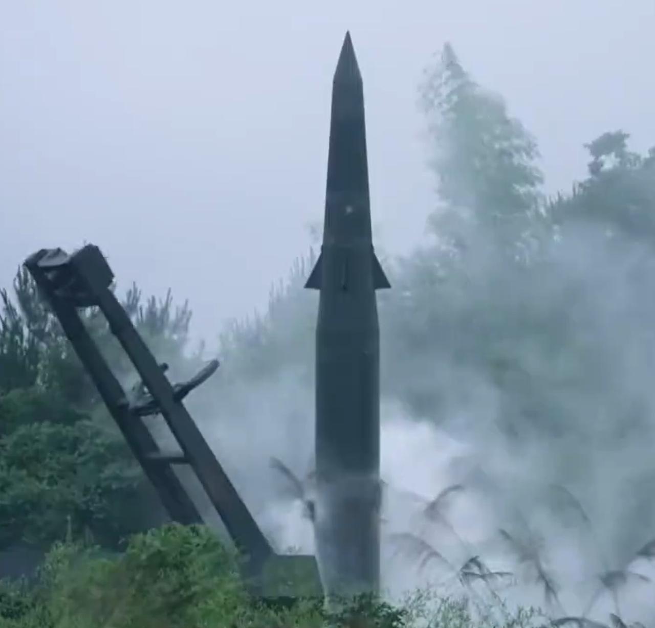 第一支常规导弹部队。

从口音上听，像是山东人。

但是呢，从视频中的画面来看，