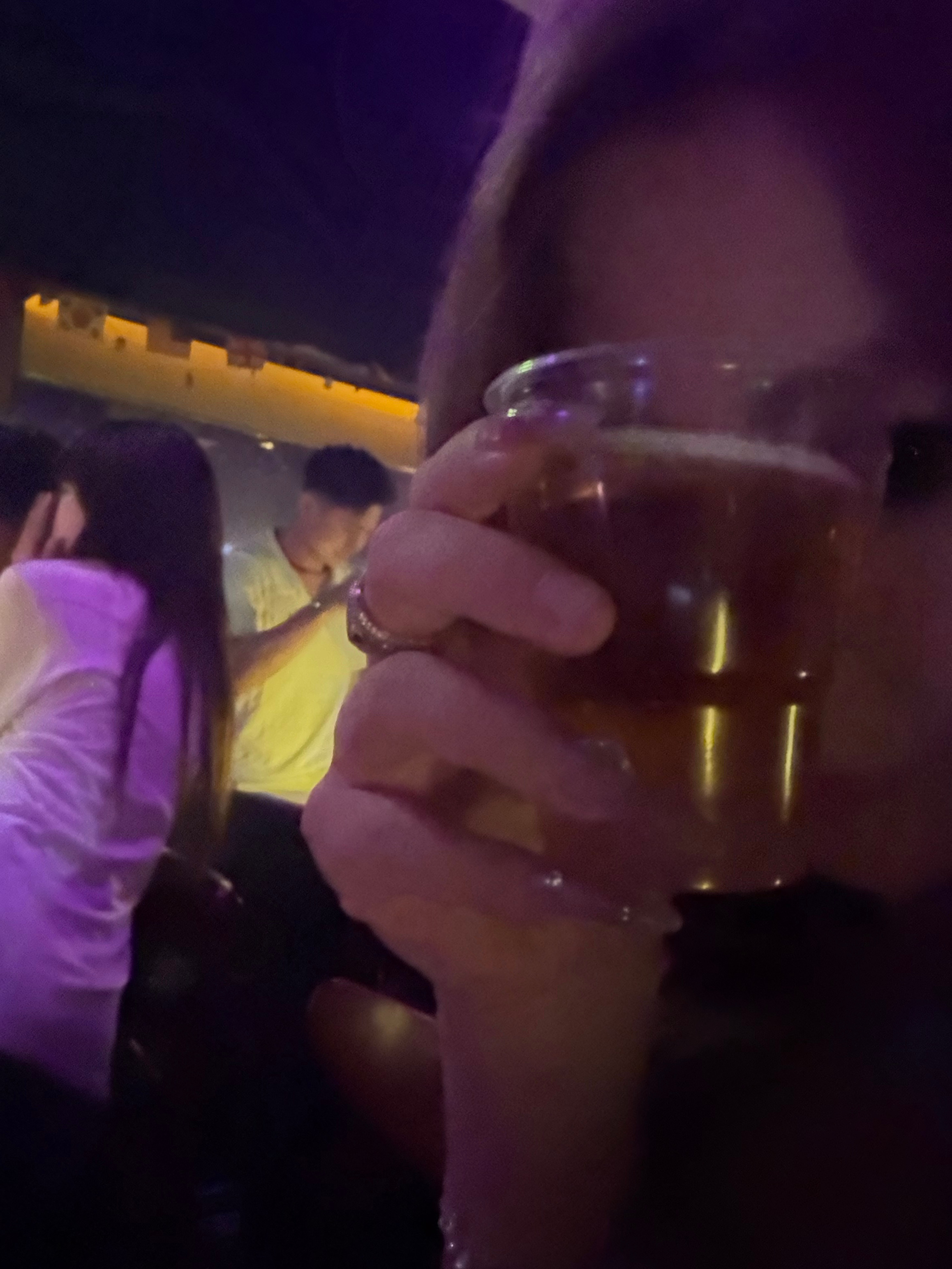 宝宝们五一快乐！我回家噜～五一快乐，我敬你们，我喝🍺你们喝奶茶吧爱你们  抽奖