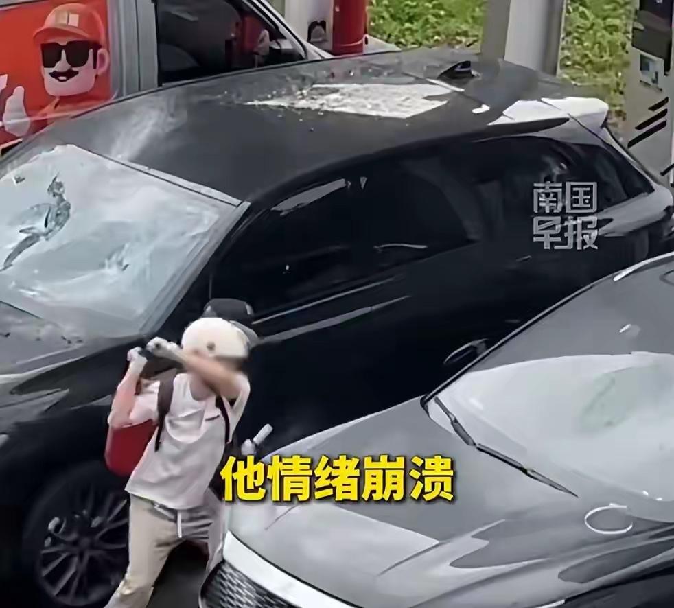 太冲动！广东车主充电位被占苦等无果，当场砸车，交警在场仍驾车冲撞

5月22日，