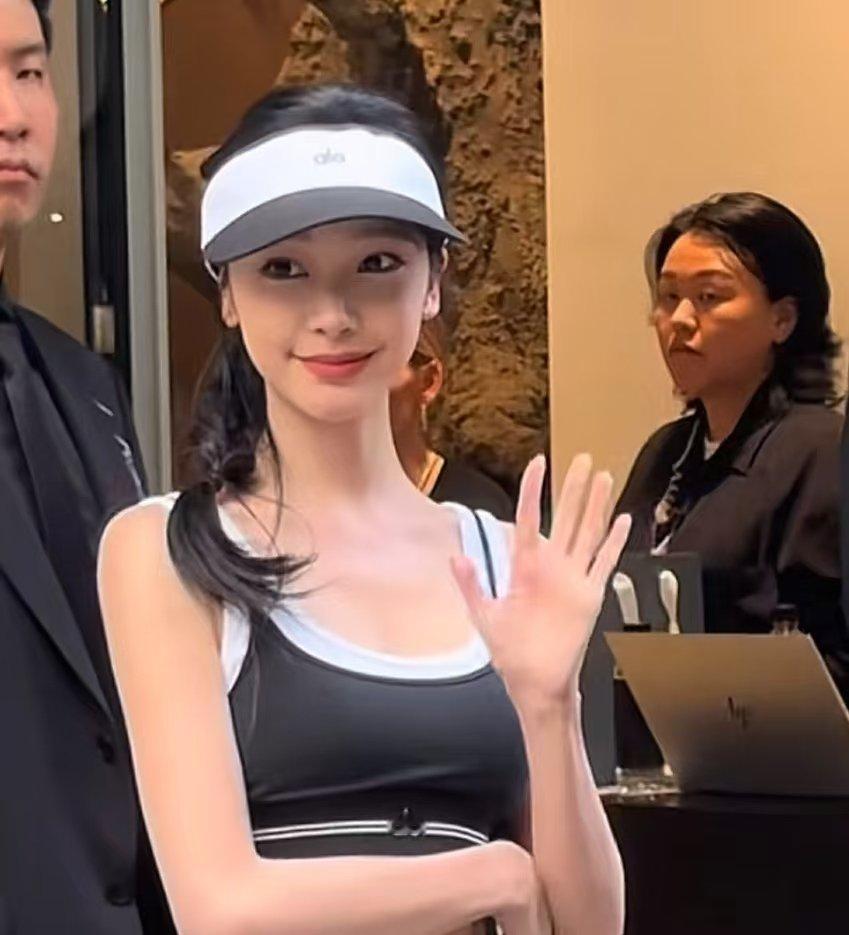 易梦玲首尔活动生图易梦玲韩国首尔活动生图，造型是高马尾辫运动风活力满满! ​​​