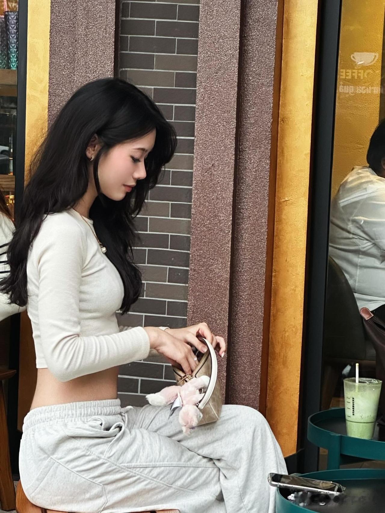 不要拿你的尺子丈量别人的生活。天地很大，活法很多，自己的尺子就定义自己吧。