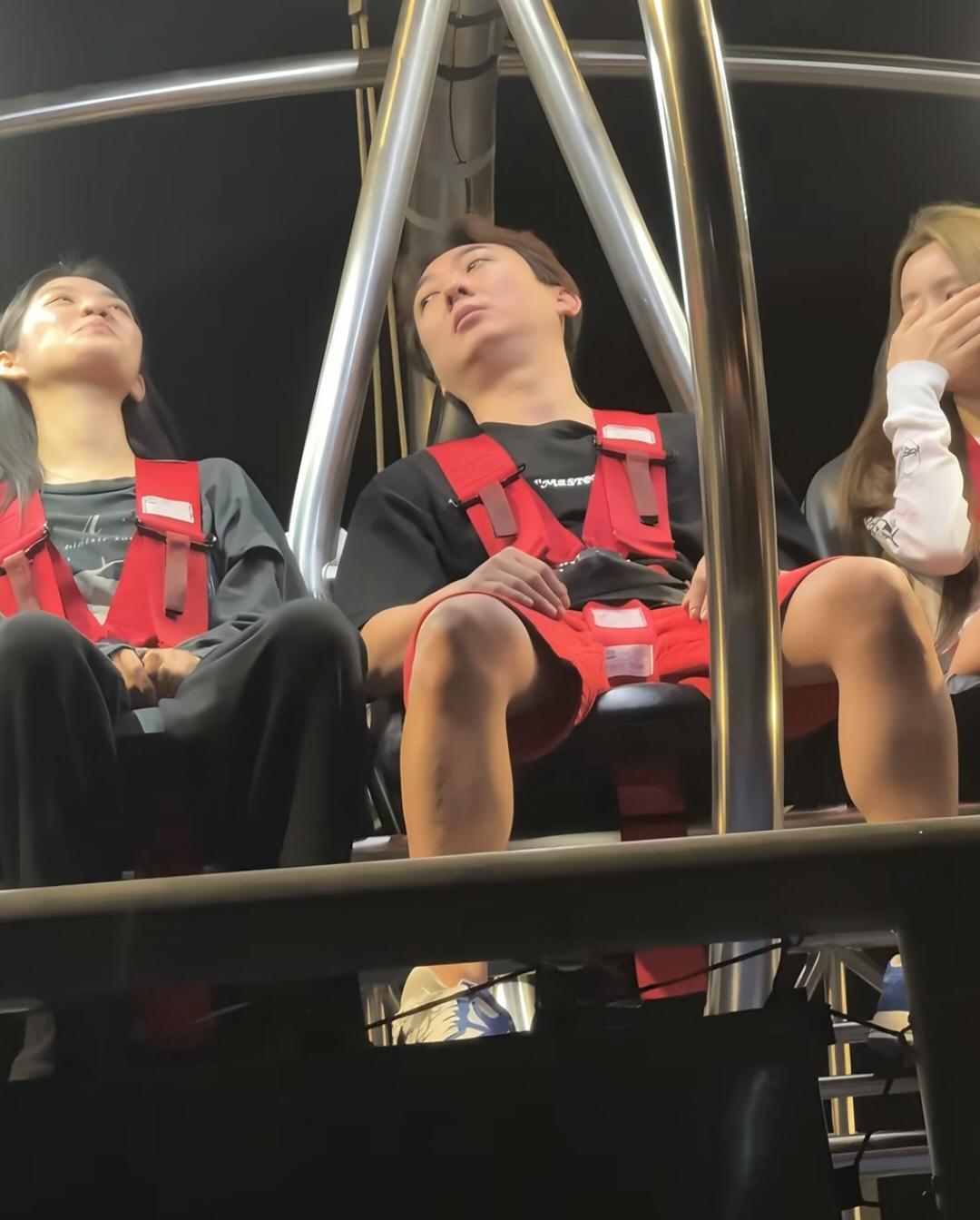 37岁王思聪在新加坡过春节，带着两个女伴现身环球影城坐摩天轮，三个人有说有笑，王