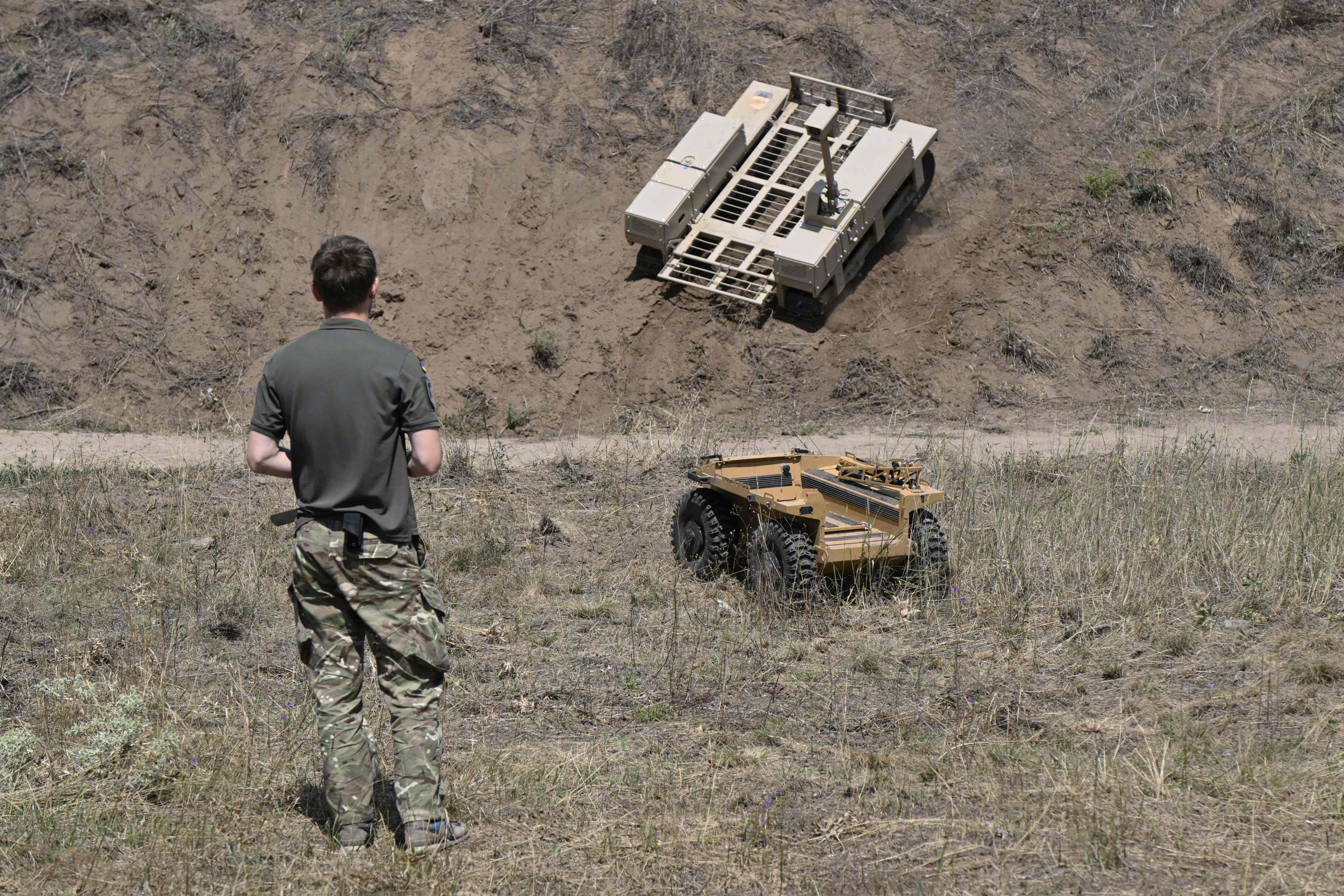 #乌首次仅用无人系统夺取阵地# #俄一周击落乌军2411架无人机#【乌首次“仅用