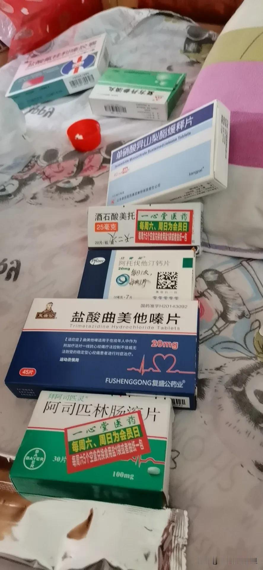 母亲去世后，
我们在整理她的遗物的时候，
忘记将有用的且没有过期的药品挑选出来。