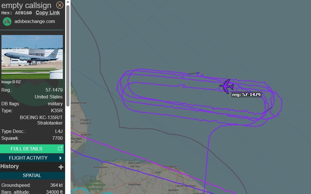 在英国海岸附近挂着7700绕圈的KC-135，也许在放油。 