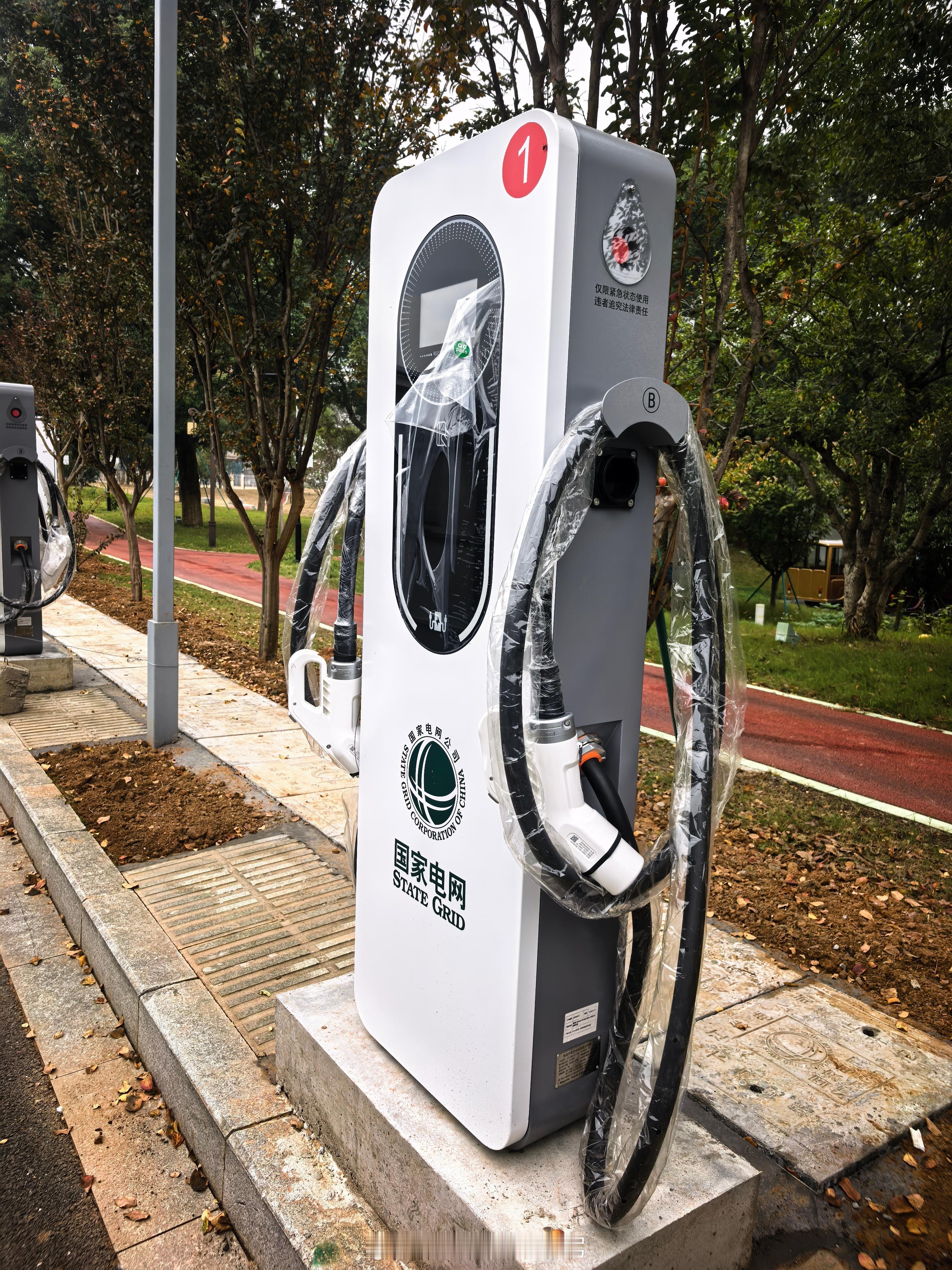 国网250kW新桩，颜值还不赖哦 