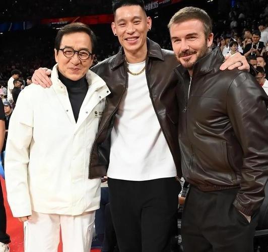 3位不同领域的巨星同框：

画面中的贝克汉姆皮肤白皙，胡须茂密，眉欢眼笑，神采奕
