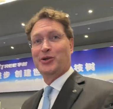 【奔驰CEO拍宇树机器人给家人】德企高管踮脚看中国机器人 2月26日，德国总理默