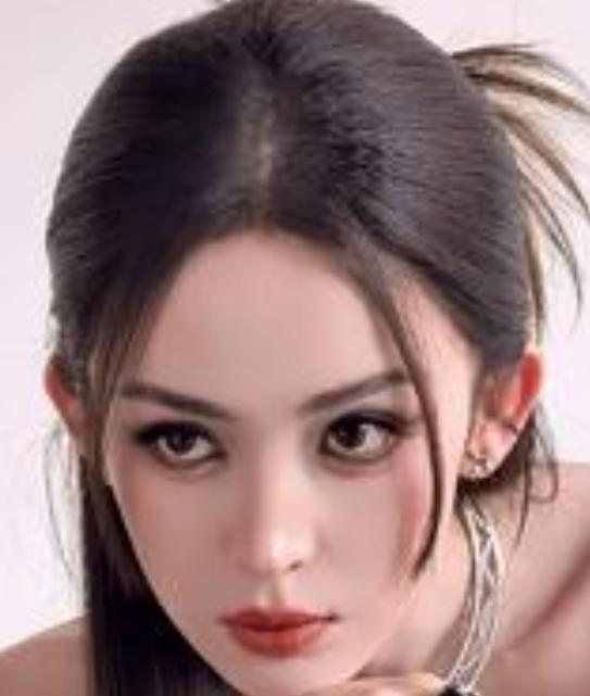 近期，古力娜扎凭借一系列惊艳造型和美照，展现出了极高的颜值和时尚表现力，被网友称