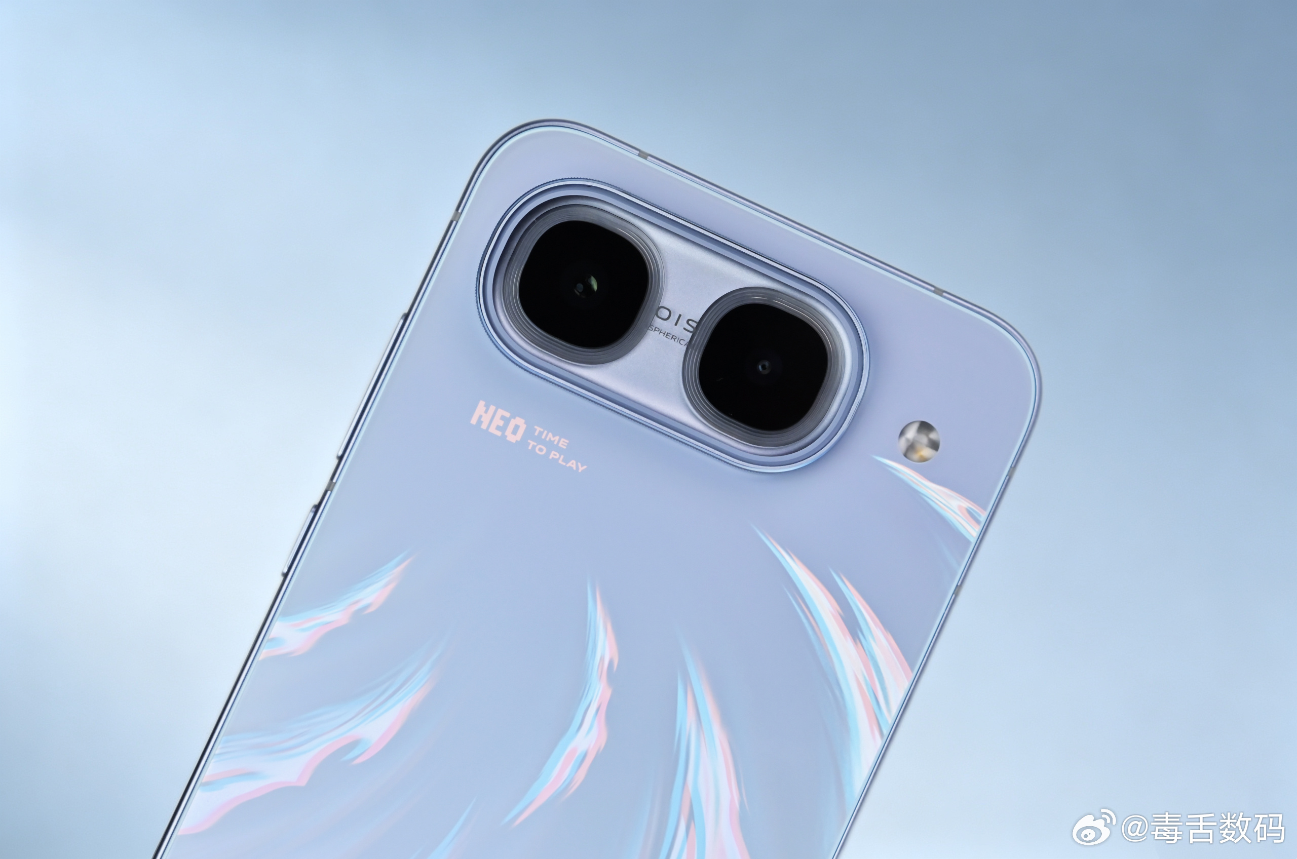 iQOO Neo11 至尊版，全新的Deco设计，模组横置。后壳采用全新的3D流
