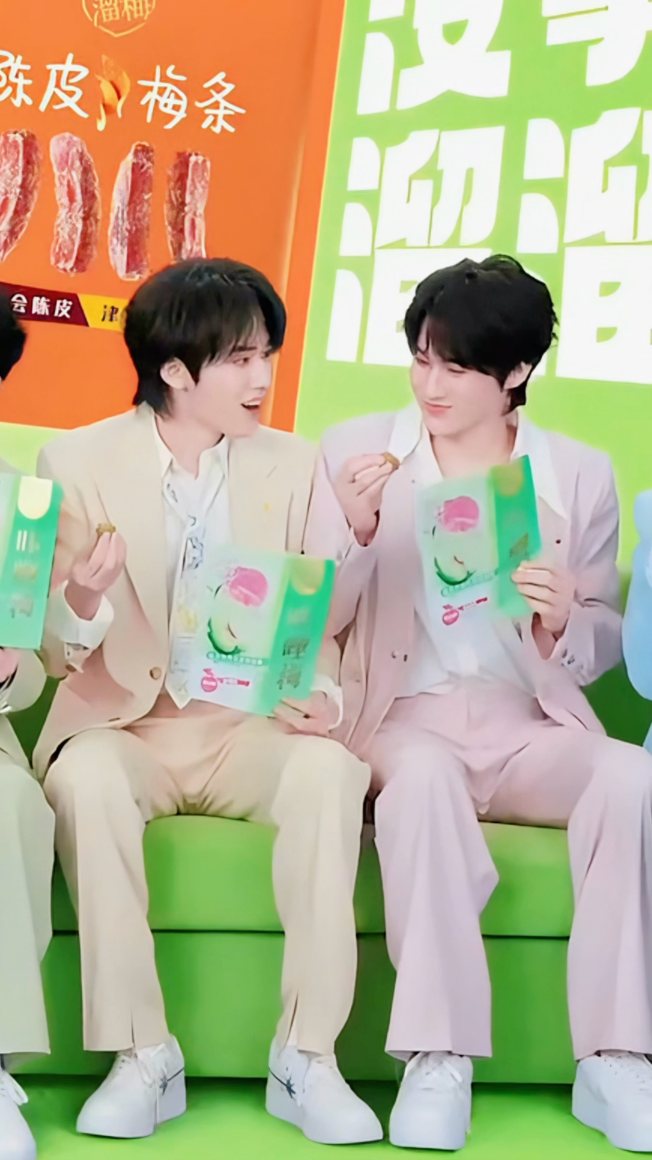 kiss kiss亲吻脸颊的微笑～小宝们好开心呀🌟 