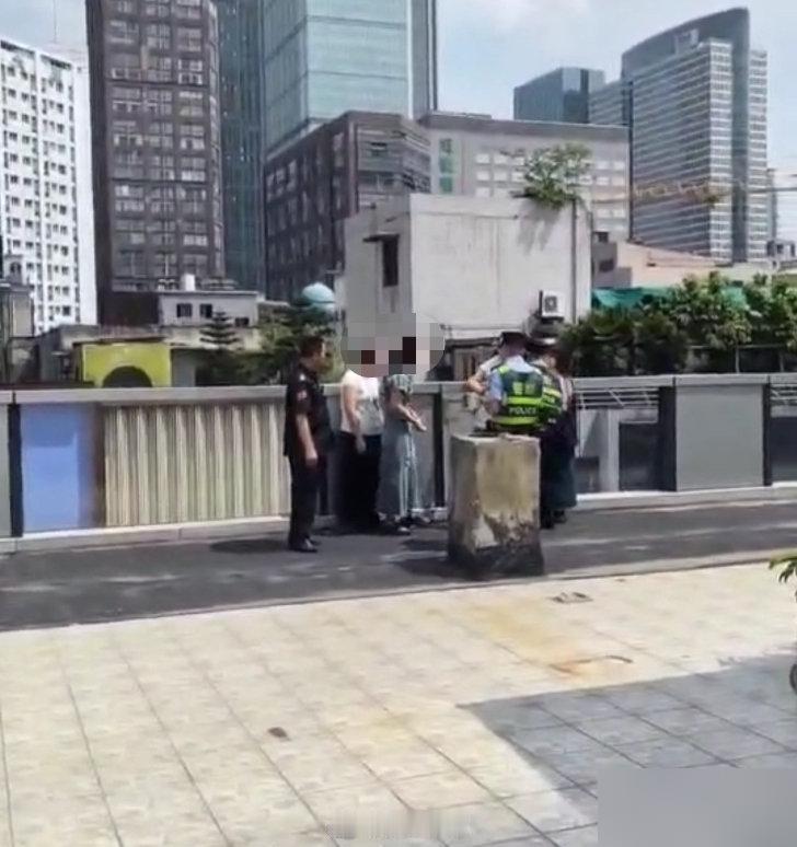 【#成都顶楼水泥封人视频系拼接#，事发地非成都】“成都，水泥墩封住了一个人。” 