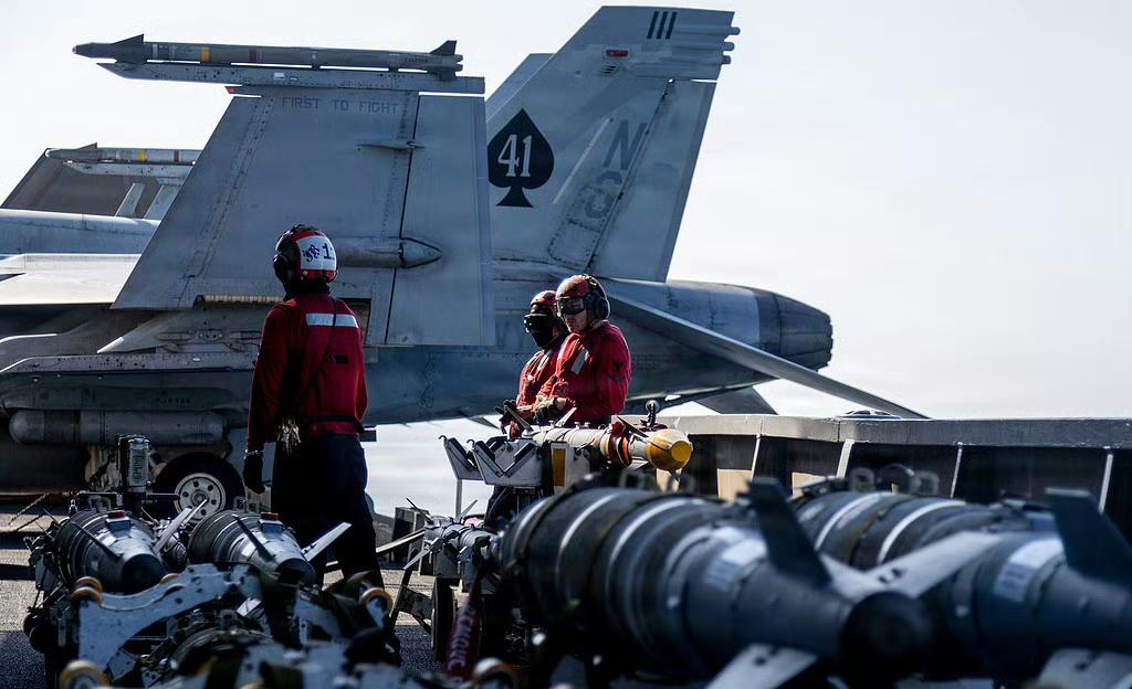 《华盛顿邮报》最近爆料，五角大楼正在考虑把原本要送去乌克兰的武器调往中东。原因是