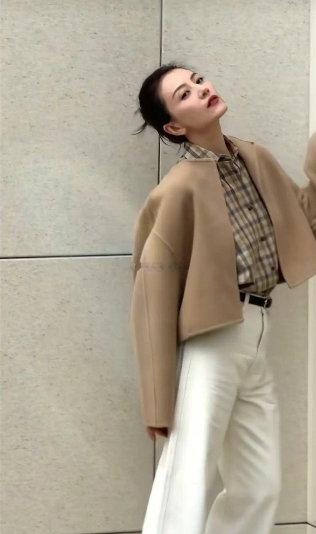 46岁高圆圆秋日穿搭丸子头+短外套+白裤子，减龄又高级这年轻的像26岁！！！ ​