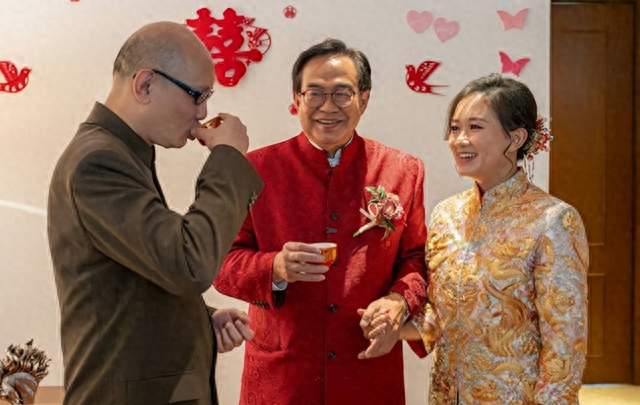73岁政界大佬娶32岁女兽医，向小10岁岳父敬茶，翁婿竟是26年好友