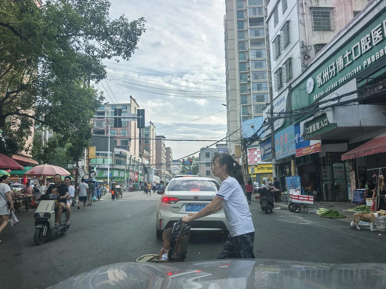 看着乱糟糟的街道，人来人往，你以为走不了，其实，，车慢慢开，人还是会给你让路的[