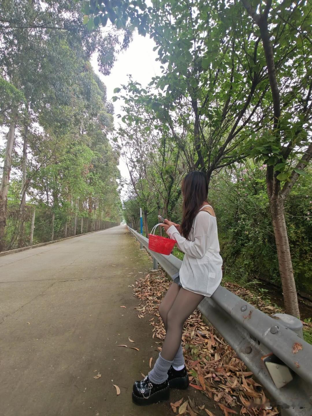 绿树阴中倚栏干，红袖添香夜未央。