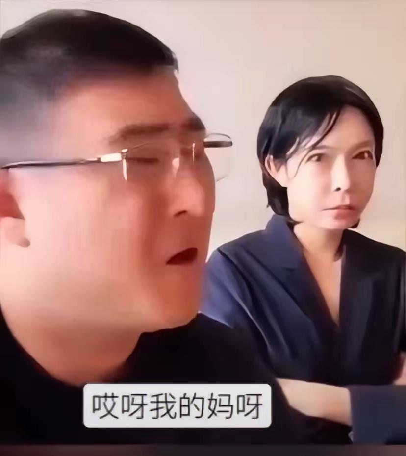天津帅哥
当他转头再次看见老婆那张脸，那头短毛，那身本来还合身的西装，简直真如到