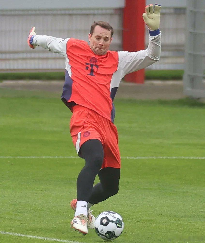 🚨曼努埃爾·諾伊爾昨日訓練時，仍持續佩戴特製四指手套，其小指與無名指部分經縫合