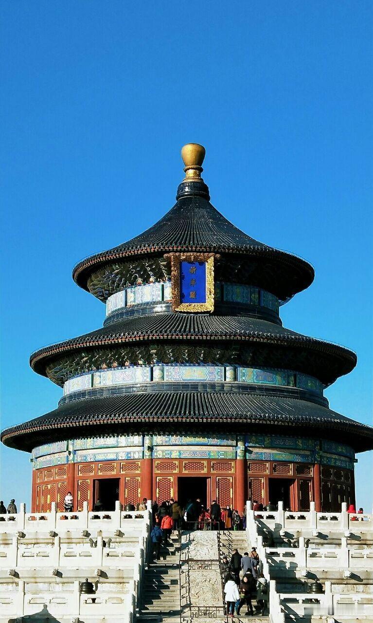 天坛那些你不知道的冷知识？先从下面说，它又三层台阶，表示天地人三才，内部有四根柱