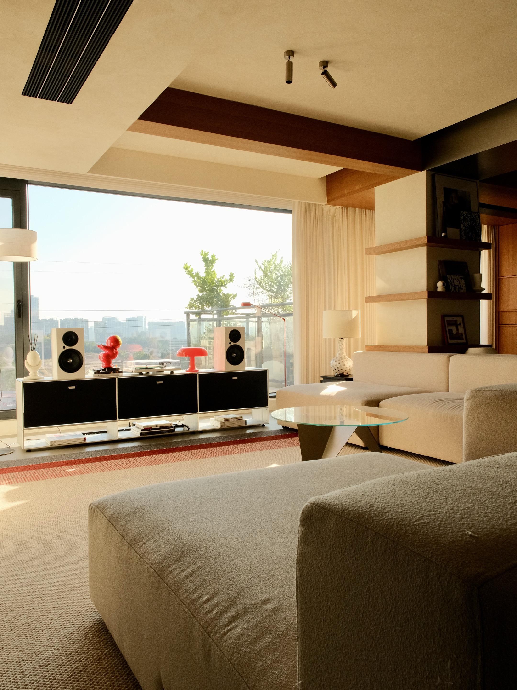 金光灿灿的冬日暖阳，给这个家打上一层迷人滤镜