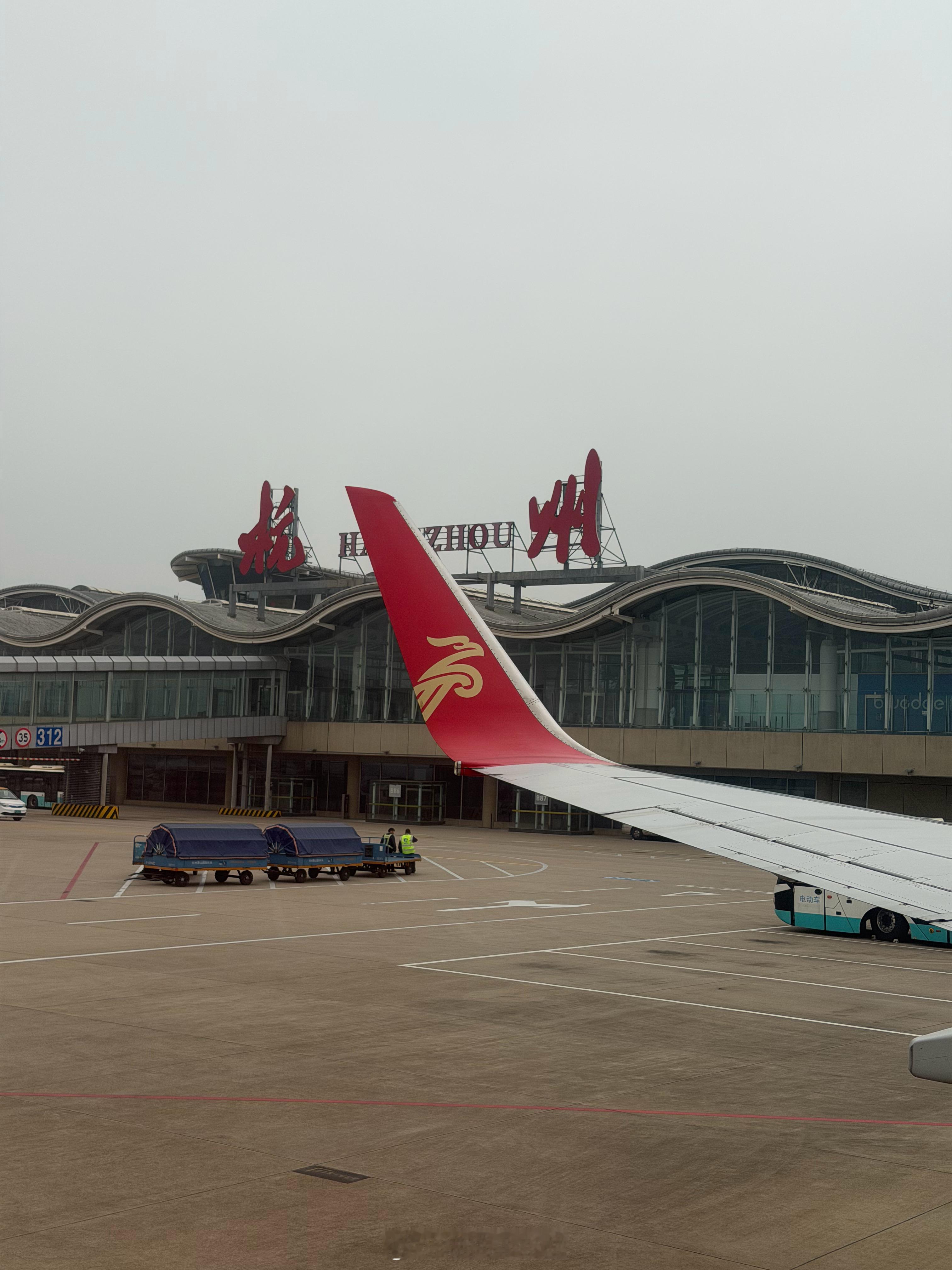 我的妈妈我发誓这是我有史以来600多次飞行中最颠簸的一次，落地前50分钟有将近1