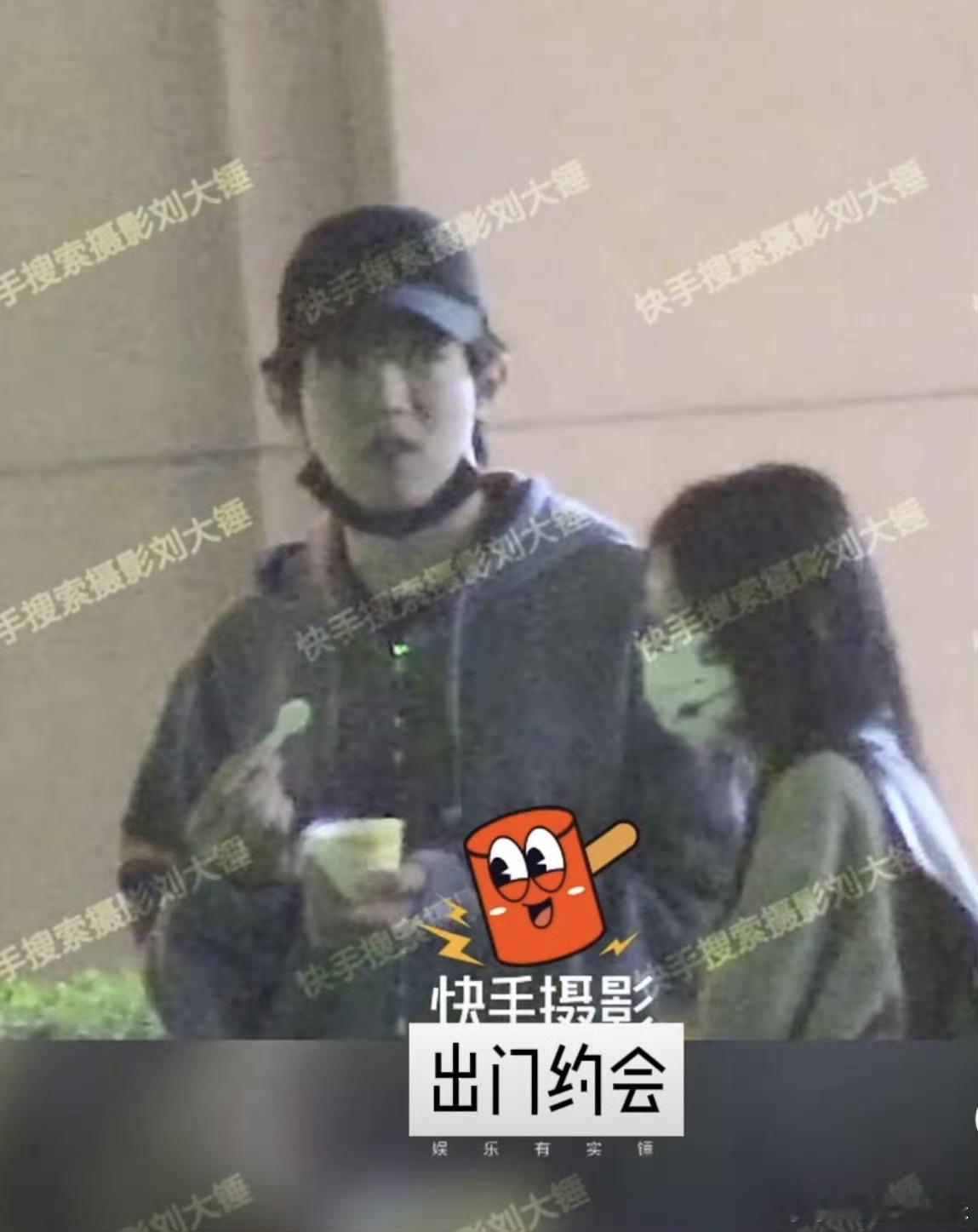 #吴俊霆亲了徐梦洁的手##吴俊霆徐梦洁恋情#？​​​18日，有自媒体博主曝光拍到