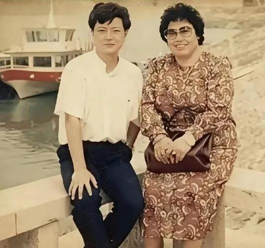 [月亮]1959年，18岁陈丽华与北京电信系统某高管结婚，生了1子2女后，俩人和