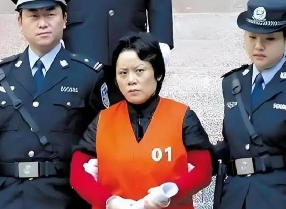 依附女黑老大风光两年，法庭检举换来轻刑，出狱无颜留渝改名南下深圳，半生起落道尽捷