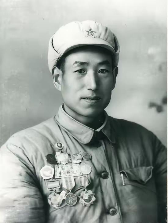 1951年，志愿军侦察排长刘庆亮，带领一个班，深入敌后抓“舌头”。谁知等了一天，