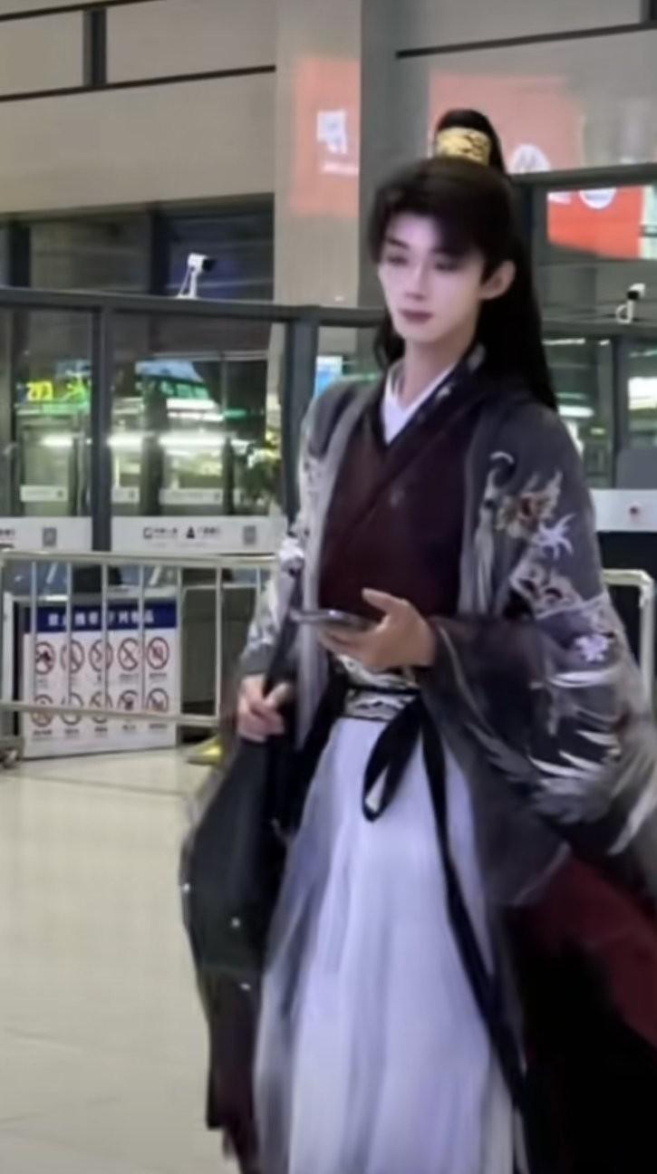 这颜值、身高、衣品，真得是盛世美颜呀！很久之前刷到的古风帅气小哥哥，当时截了屏，