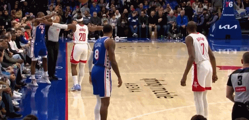 这个年轻人太猛了
艾奇库姆弹跳真炸裂啊
接球后两步直接就飞起来了，根本无视身高2