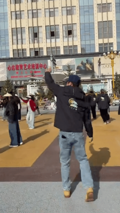 吴京悄悄加入广场舞团队 吴京在青海跳广场舞太逗了！跟着队伍跳得带劲，雪山当背景，