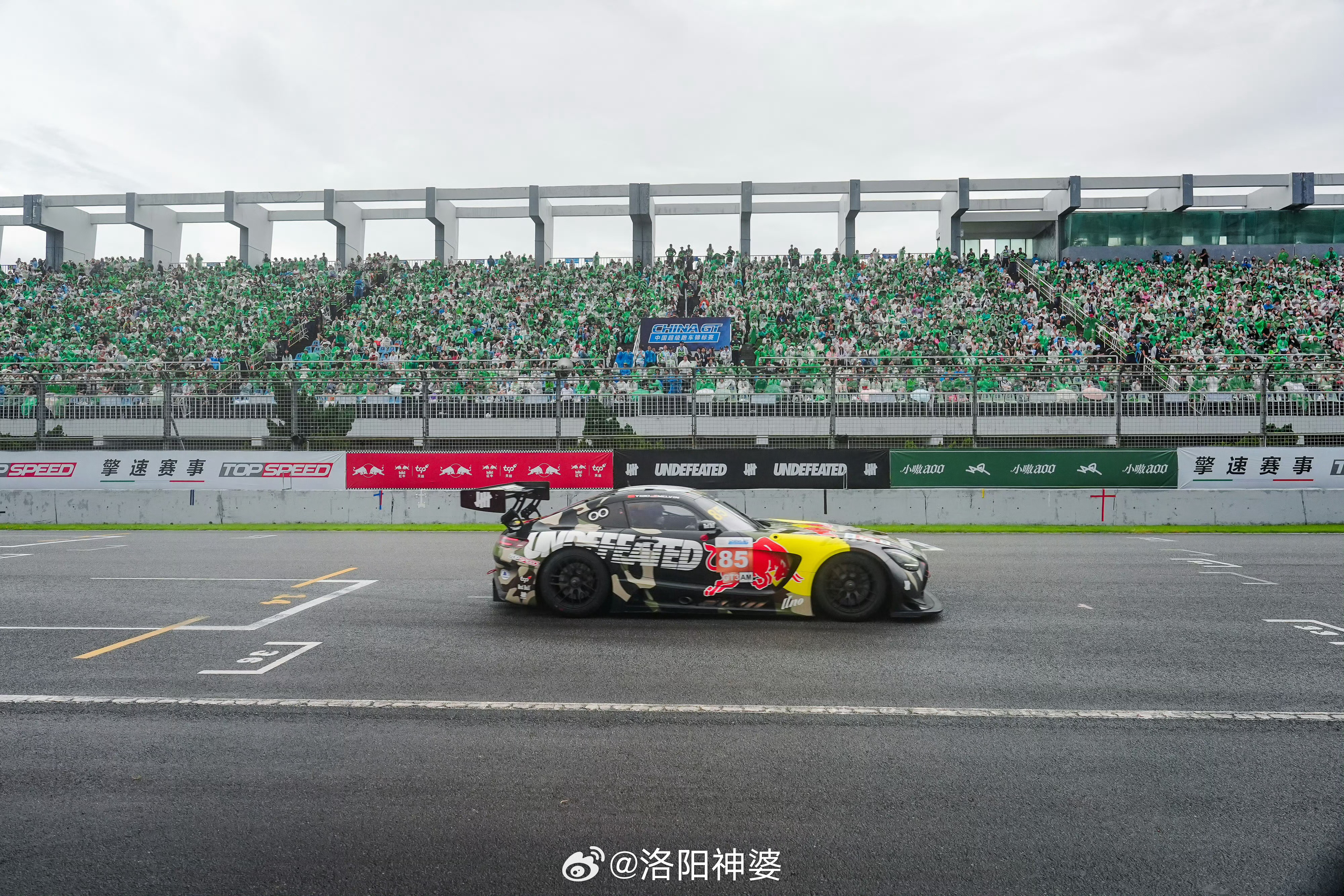 圈内圈外谁看了不被王一博和摩托姐姐震撼不愧是王一博带的兵王一博珠海站赛时记录王一