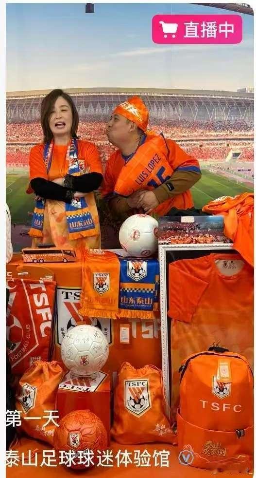 无论是这对金童玉女还是他怀里的洛佩斯，都和周配件紧紧绑定永世不得分离！ ​​​