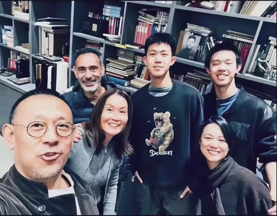 姜文与周韵两个大儿子，一个是他爹微笑的样子、一个是他爹憨笑的样子，遗憾的是没有一