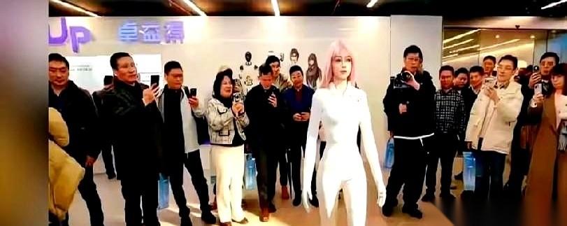 一台号称能“共情聊天”的仿生机器人，最近成了热议焦点。可它150万一台的价格，直