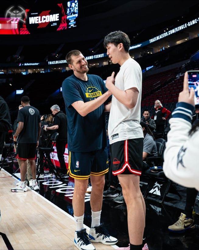 杨瀚森到底还是没有亲一口约老师。

今天与掘金的比赛前，杨瀚森终于圆了自己与偶像