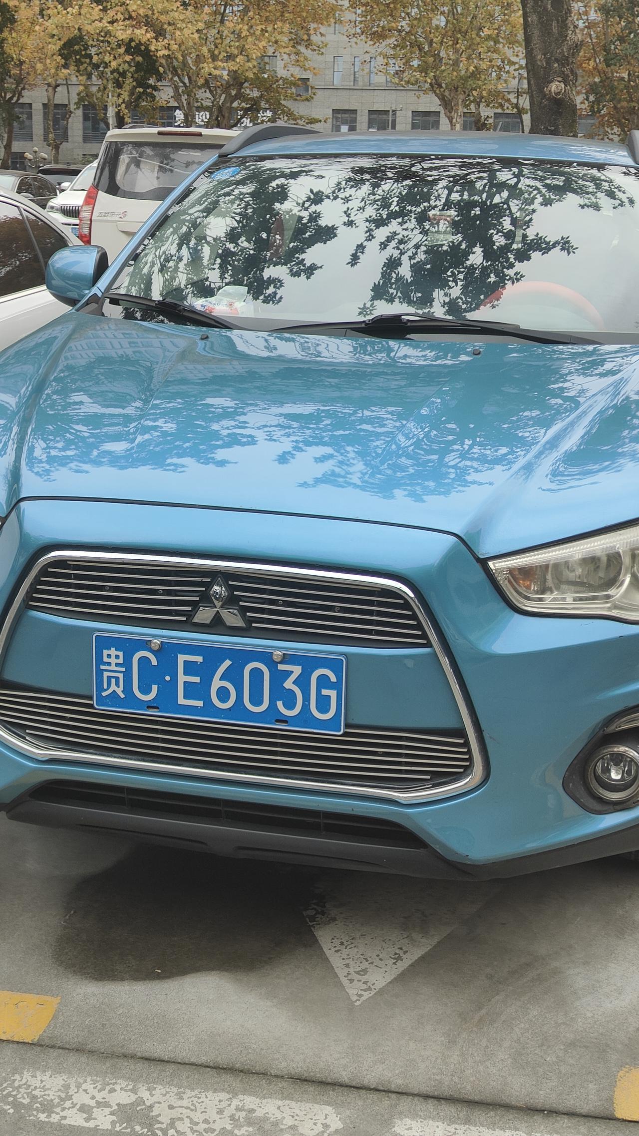 三菱的车主还真不少
听说二十多年前
中国汽车工业起步时候
没有外国企业愿意卖发动