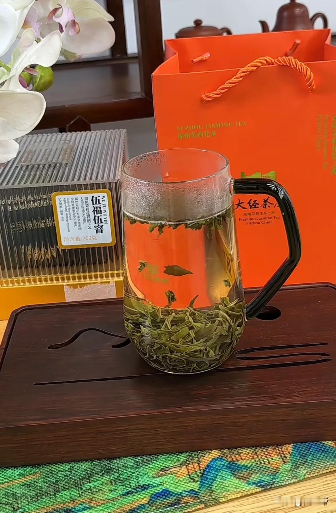下午茶品一道地道福州茉莉花茶[呲牙]

经五次窨制，茶添花香、花增茶味

鲜灵馥