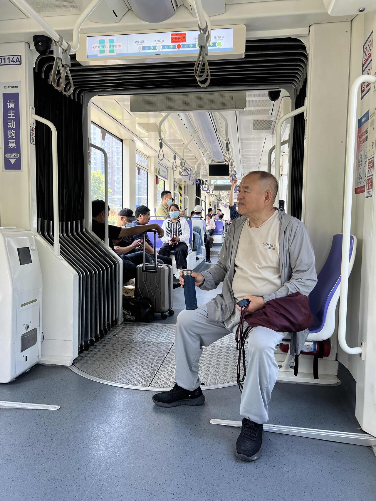 淮安公交的军人乘车卡别具匠心，上车一刷，＂你好老兵”暖暖响起。一声亲切温情的问候