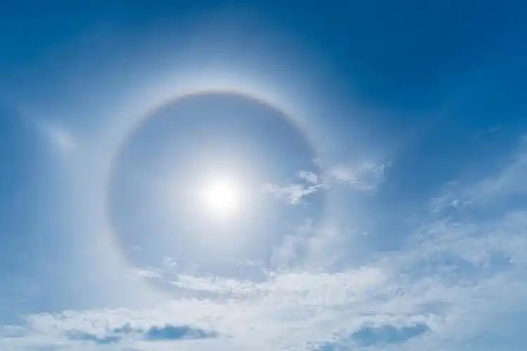 大热天，人却像泡在水里，整天累得跟没睡醒似的。有人说是天热，其实不全是。明明没有