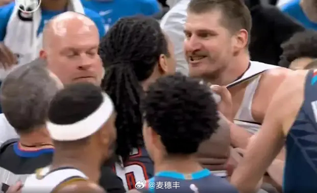 印象中没怎么见过这么凶的约基奇。雷霆掘金冲突约基奇怒了