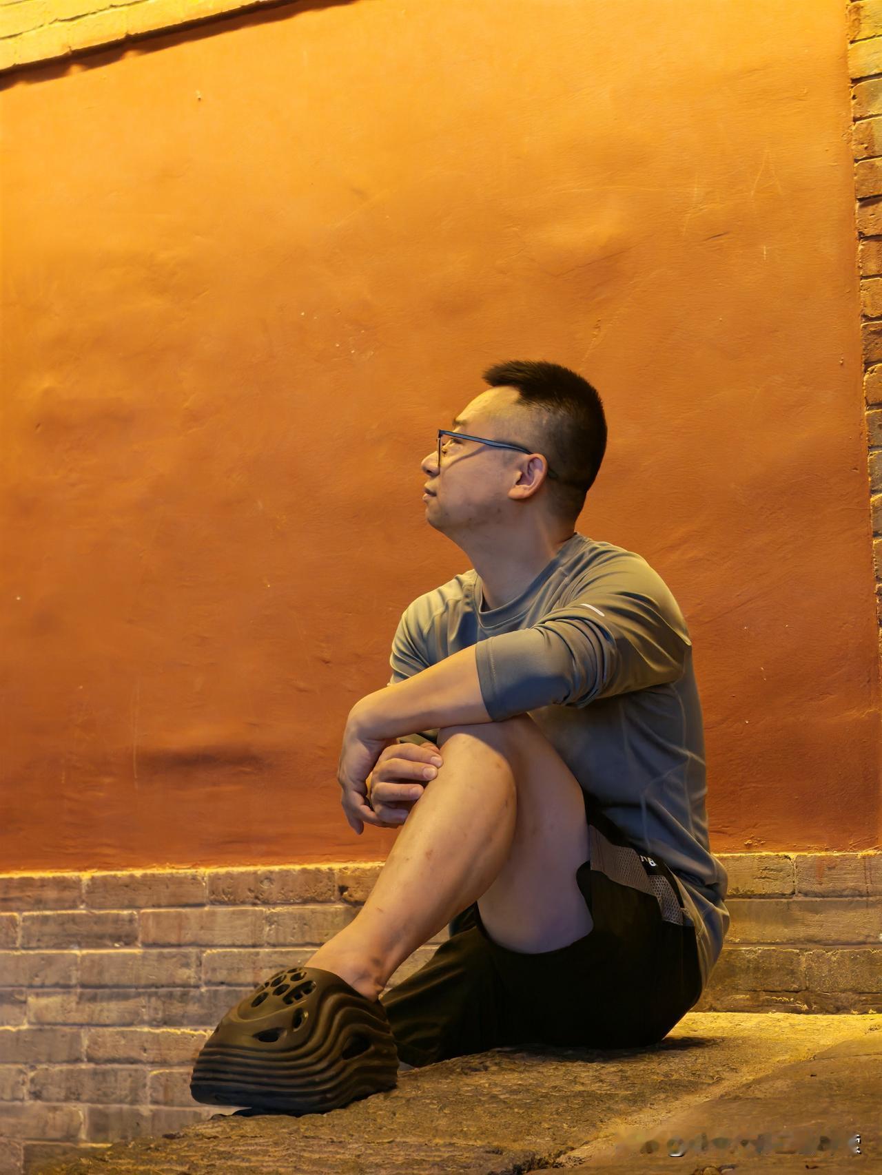 翻相册时发现好多照片随便一拍就很出片。以前拍照总硬凹姿势，结果特别不自然。后来才