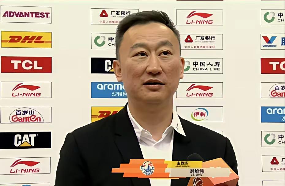 这也太夸张了吧？上海队这么强吗？第一节结束33比8，这可是青岛队的主场比赛啊？是